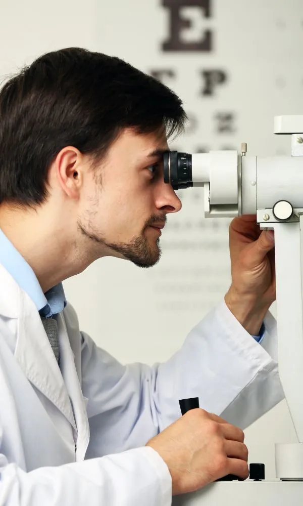 oftalmologo en un tratamiento de degeneracion macular en barcelona tratamiento de degeneracion macular en barcelona